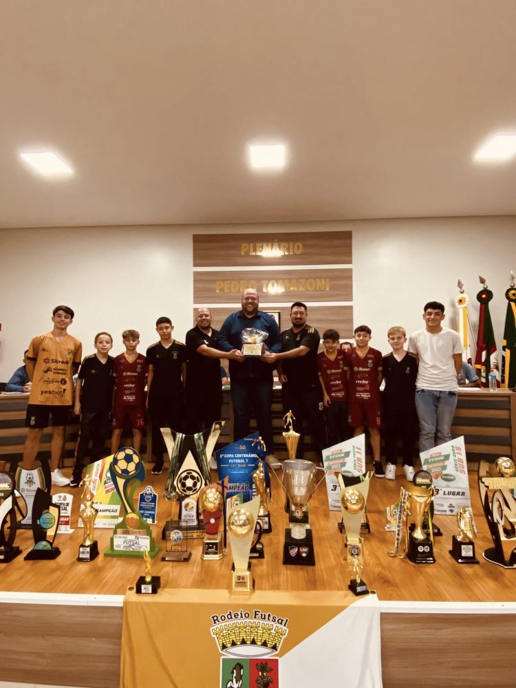 HOMENAGEM: Legislativo presta homenagem à Escolinha Rodeio Futsal Base