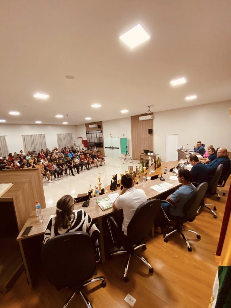 HOMENAGEM: Legislativo presta homenagem à Escolinha Rodeio Futsal Base