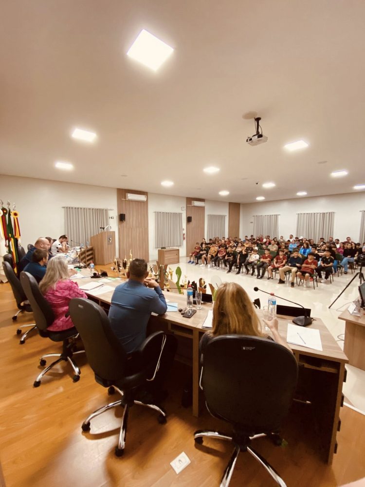 HOMENAGEM: Legislativo presta homenagem à Escolinha Rodeio Futsal Base