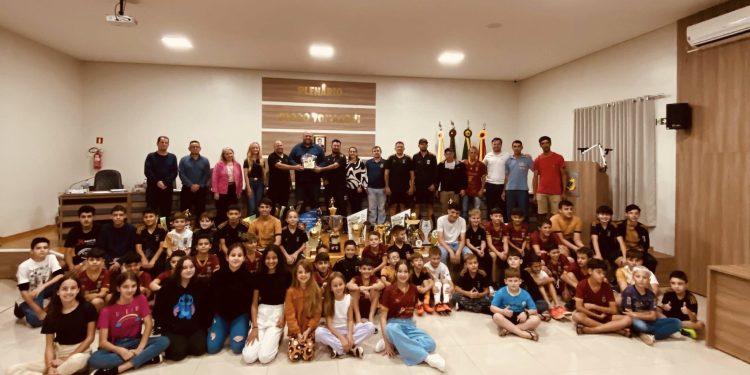 HOMENAGEM: Legislativo presta homenagem à Escolinha Rodeio Futsal Base
