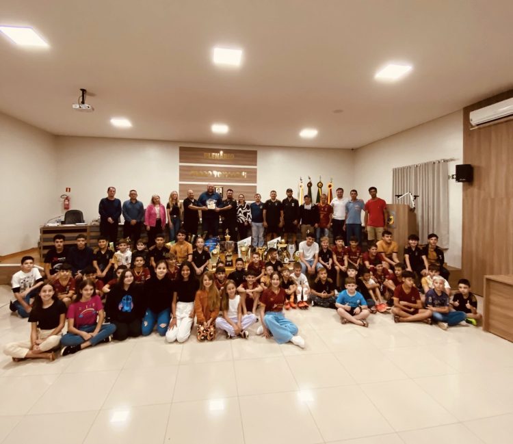 HOMENAGEM: Legislativo presta homenagem à Escolinha Rodeio Futsal Base