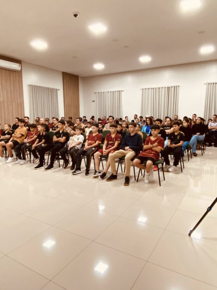 HOMENAGEM: Legislativo presta homenagem à Escolinha Rodeio Futsal Base