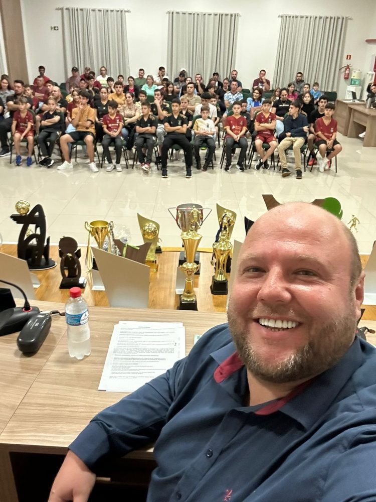 HOMENAGEM: Legislativo presta homenagem à Escolinha Rodeio Futsal Base