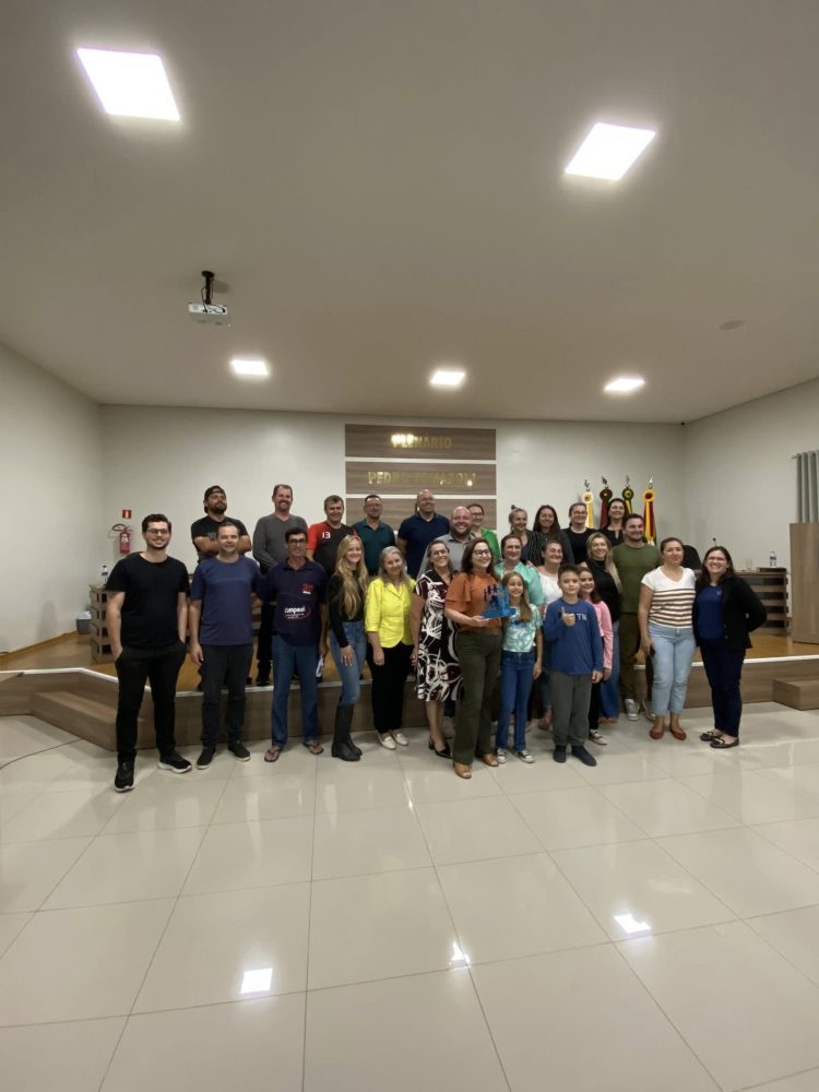 PRÊMIO ALFABETIZA TCHÊ 2025: Legislativo presta homenagem à Escola Estadual José André Acadrolli