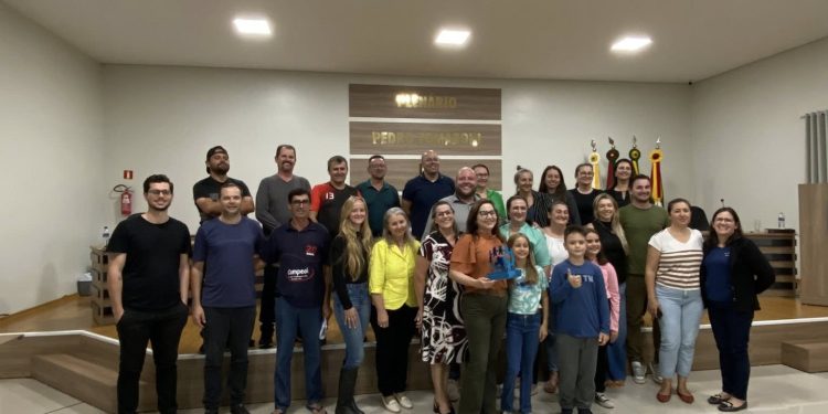 PRÊMIO ALFABETIZA TCHÊ 2025: Legislativo presta homenagem à Escola Estadual José André Acadrolli