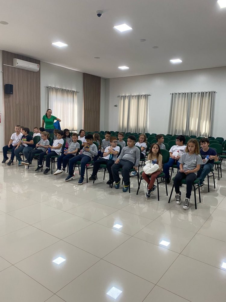 NO LEGISLATIVO: Alunos da Escola Estadual de Ensino Fundamental José André Acadroli visitam legislativo