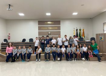 NO LEGISLATIVO: Alunos da Escola Estadual de Ensino Fundamental José André Acadroli visitam legislativo