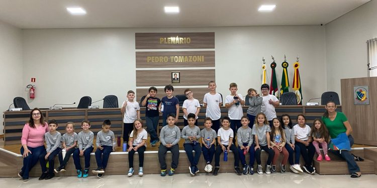 NO LEGISLATIVO: Alunos da Escola Estadual de Ensino Fundamental José André Acadroli visitam legislativo