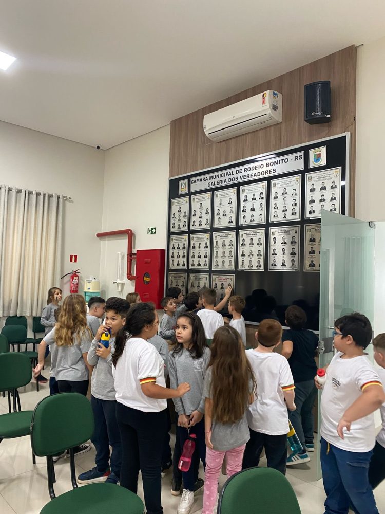 NO LEGISLATIVO: Alunos da Escola Estadual de Ensino Fundamental José André Acadroli visitam legislativo