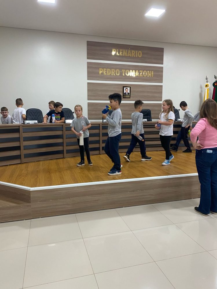 NO LEGISLATIVO: Alunos da Escola Estadual de Ensino Fundamental José André Acadroli visitam legislativo