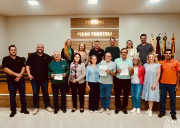 HOMENAGEM: Rodeienses Luiz Bariviera, Luiz Rogeri, Gessi Ana Negri e Luiz Hermínio Moro são homenageados pelos serviços nos Conselhos Municipal da Agricultura e Saúde.