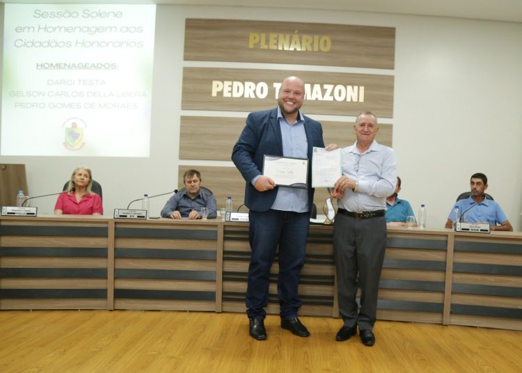 HOMENAGEM: Sessão Solene homenageia pastores por relevantes serviços prestados à comunidade