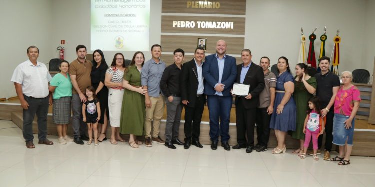 HOMENAGEM: Sessão Solene homenageia pastores por relevantes serviços prestados à comunidade