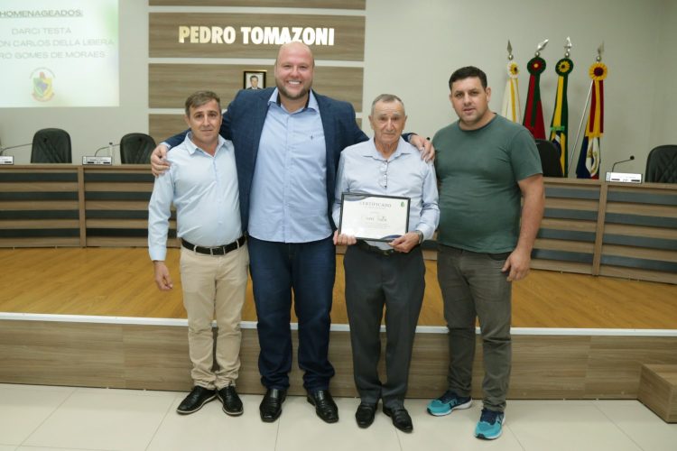HOMENAGEM: Sessão Solene homenageia pastores por relevantes serviços prestados à comunidade