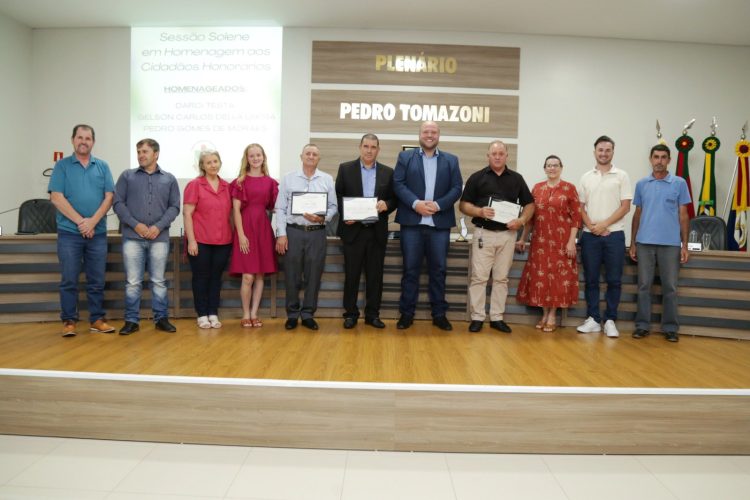HOMENAGEM: Sessão Solene homenageia pastores por relevantes serviços prestados à comunidade