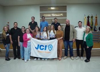 HOMENAGEM: Legislativo presta homenagem às campeãs do projeto oratória nas escolas 2025.