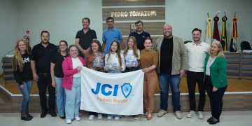 HOMENAGEM: Legislativo presta homenagem às campeãs do projeto oratória nas escolas 2025.