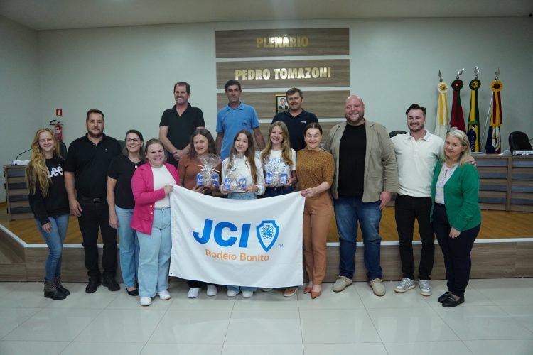 HOMENAGEM: Legislativo presta homenagem às campeãs do projeto oratória nas escolas 2025.