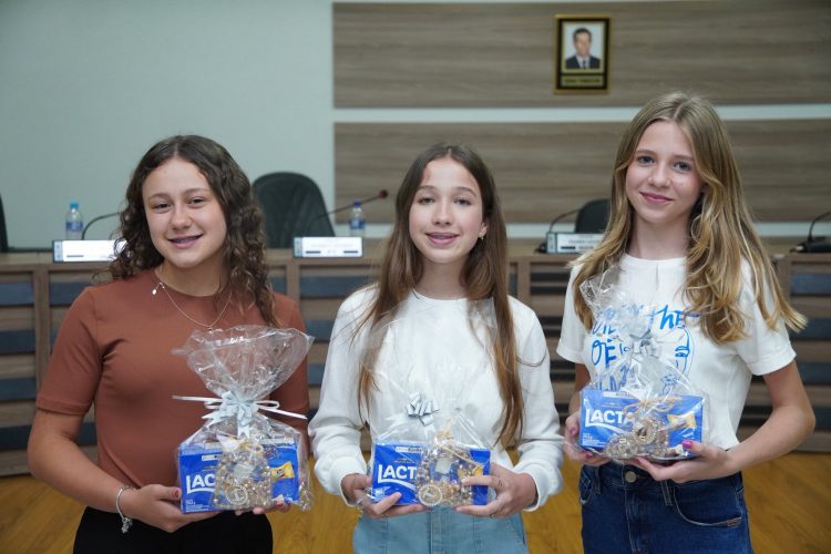 HOMENAGEM: Legislativo presta homenagem às campeãs do projeto oratória nas escolas 2025.