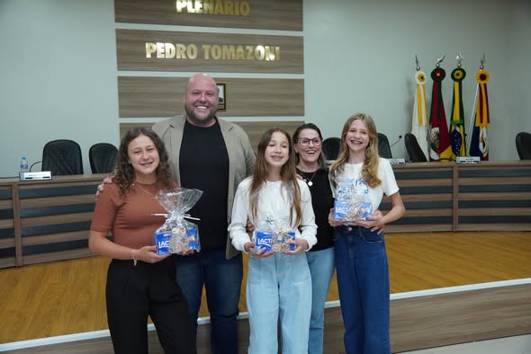 HOMENAGEM: Legislativo presta homenagem às campeãs do projeto oratória nas escolas 2025.