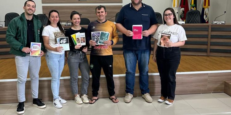 VISITA: Defensor Público visita legislativo de Rodeio Bonito.