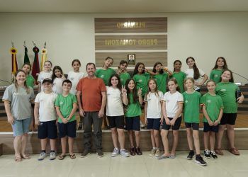 CONHECENDO O LEGISLATIVO: Alunios da Escola Estadual José André Acadrolli visitam a Câmara de Vereadores.