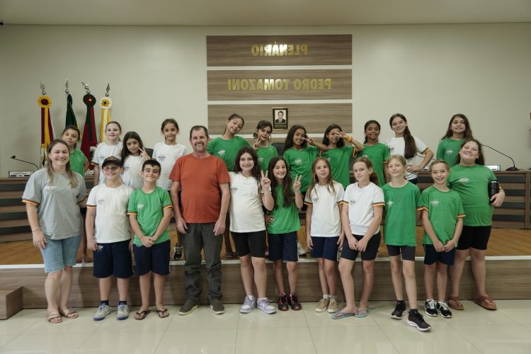 CONHECENDO O LEGISLATIVO: Alunios da Escola Estadual José André Acadrolli visitam a Câmara de Vereadores.