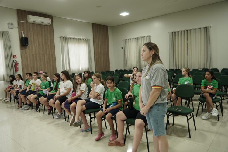 CONHECENDO O LEGISLATIVO: Alunios da Escola Estadual José André Acadrolli visitam a Câmara de Vereadores.