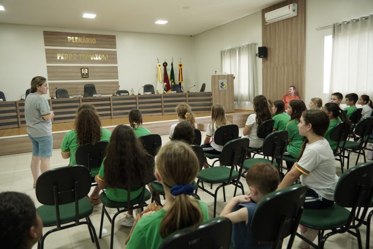 CONHECENDO O LEGISLATIVO: Alunios da Escola Estadual José André Acadrolli visitam a Câmara de Vereadores.